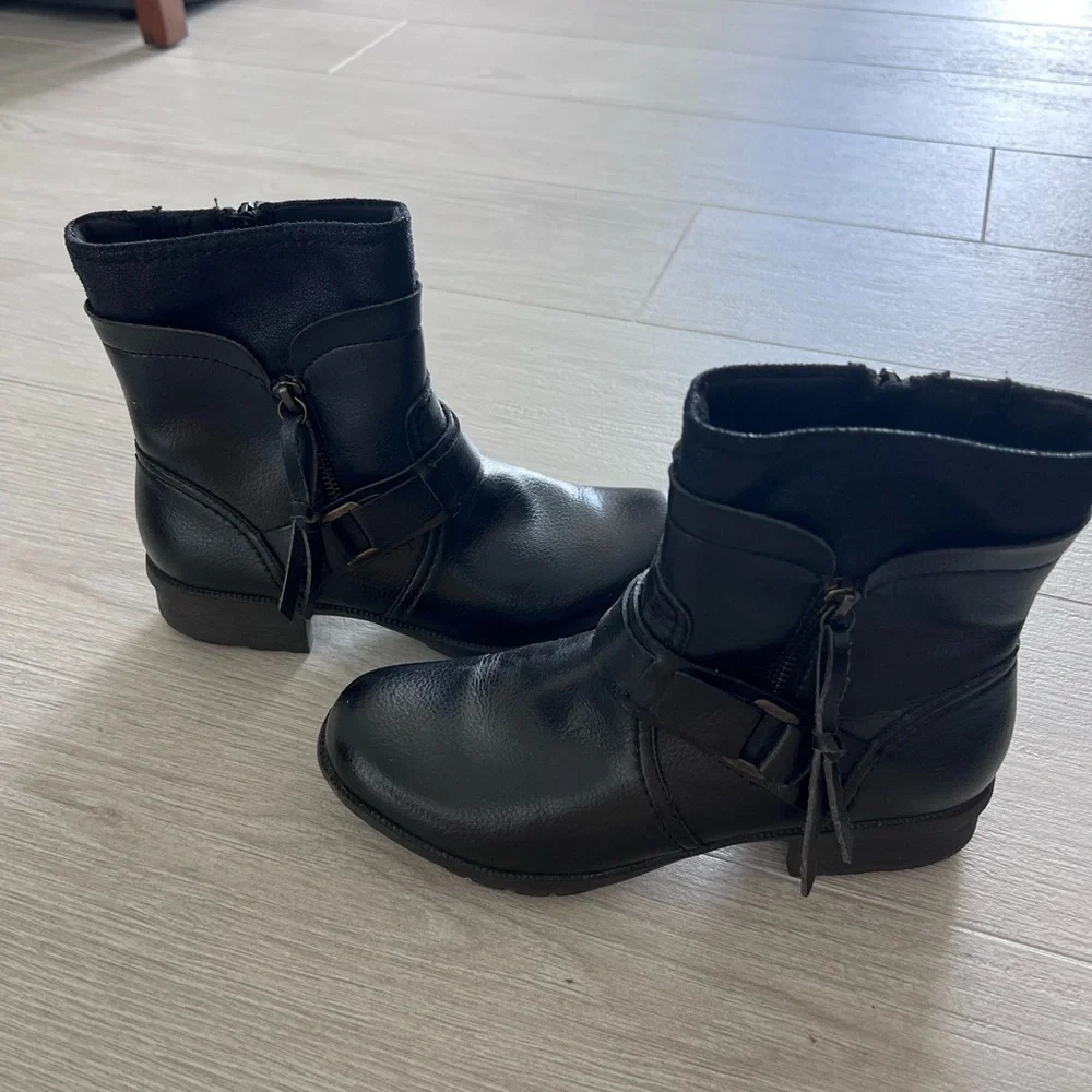 Clarks soft cushion ankle boots. Size 7M. Black - Picture 4 of 10